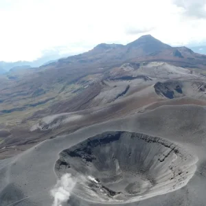 volcan-purace-mantiene-la-alerta-naranja-tras-tres-emisiones-de-ceniza-en-las-ultimas-24-horas:-reportan-caida-de-material-en-tres-veredas-cercanas