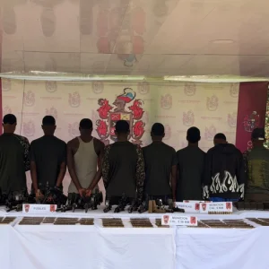 asi-fue-la-entrega-de-16-disidentes-al-ejercito-en-narino:-pertenecian-al-grupo-armado-que-estuvo-en-negociaciones-con-el-gobierno-nacional