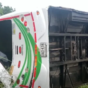 bus-escolar-se-quedo-sin-frenos,-se-volco-en-una-pendiente-y-dejo-20-ninos-heridos-en-apartado:-este-es-el-parte-medico-de-los-menores