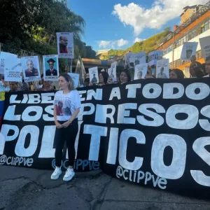 familiares-de-presos-politicos-instalan-mesa-simbolica-ante-postergacion-del-dialogo