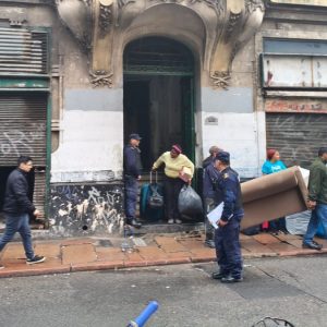 desalojo-en-ciudad-vieja:-mas-de-20-familias-fueron-retiradas-de-edificio-por-denuncias-de-venta-de-droga-e-irregularidades-contractuales