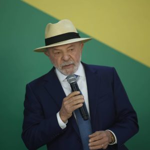 lula-sanciona-piso-do-frete-e-veta-anistia-a-caminhoneiros-que-bloquearam-estradas-em-2022