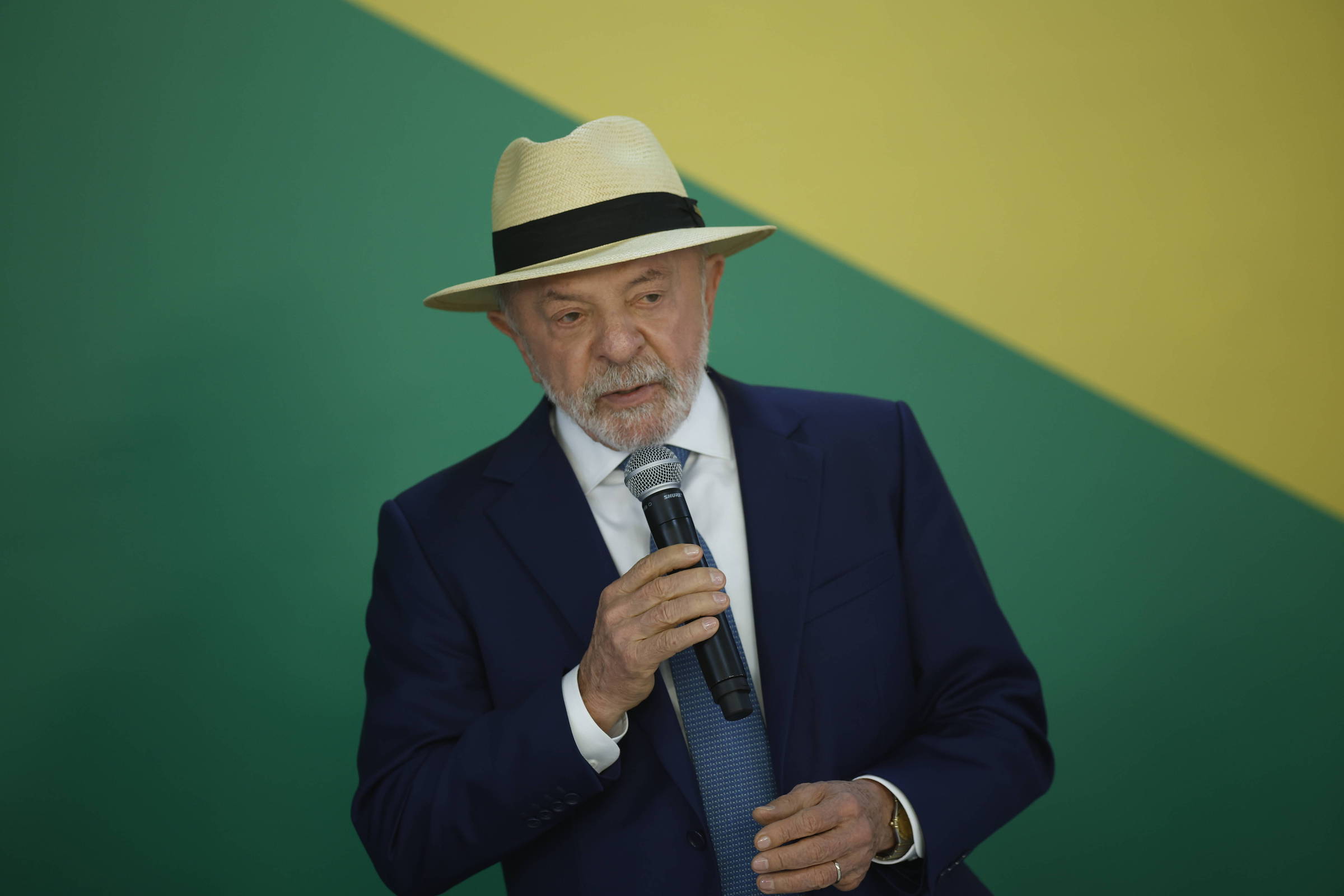 lula-sanciona-piso-do-frete-e-veta-anistia-a-caminhoneiros-que-bloquearam-estradas-em-2022