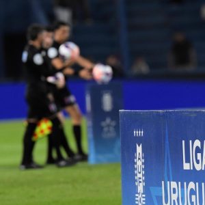 las-nuevas-reglas-del-torneo-clausura-que-buscan-agilizar-el-futbol-uruguayo:-el-debate-por-la-cantidad-de-pelotas-y-el-rol-del-juez-en-la-gestion-del-partido