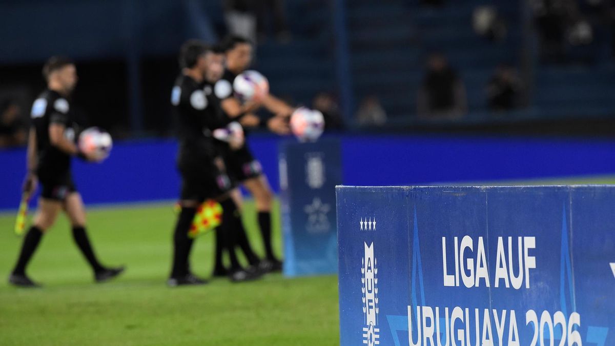 las-nuevas-reglas-del-torneo-clausura-que-buscan-agilizar-el-futbol-uruguayo:-el-debate-por-la-cantidad-de-pelotas-y-el-rol-del-juez-en-la-gestion-del-partido