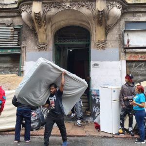 boca-de-drogas,-piso-encharcado-y-cuartos-por-$60.000:-cronica-del-desalojo-a-un-edificio-centenario-en-ciudad-vieja-donde-vivian-35-familias