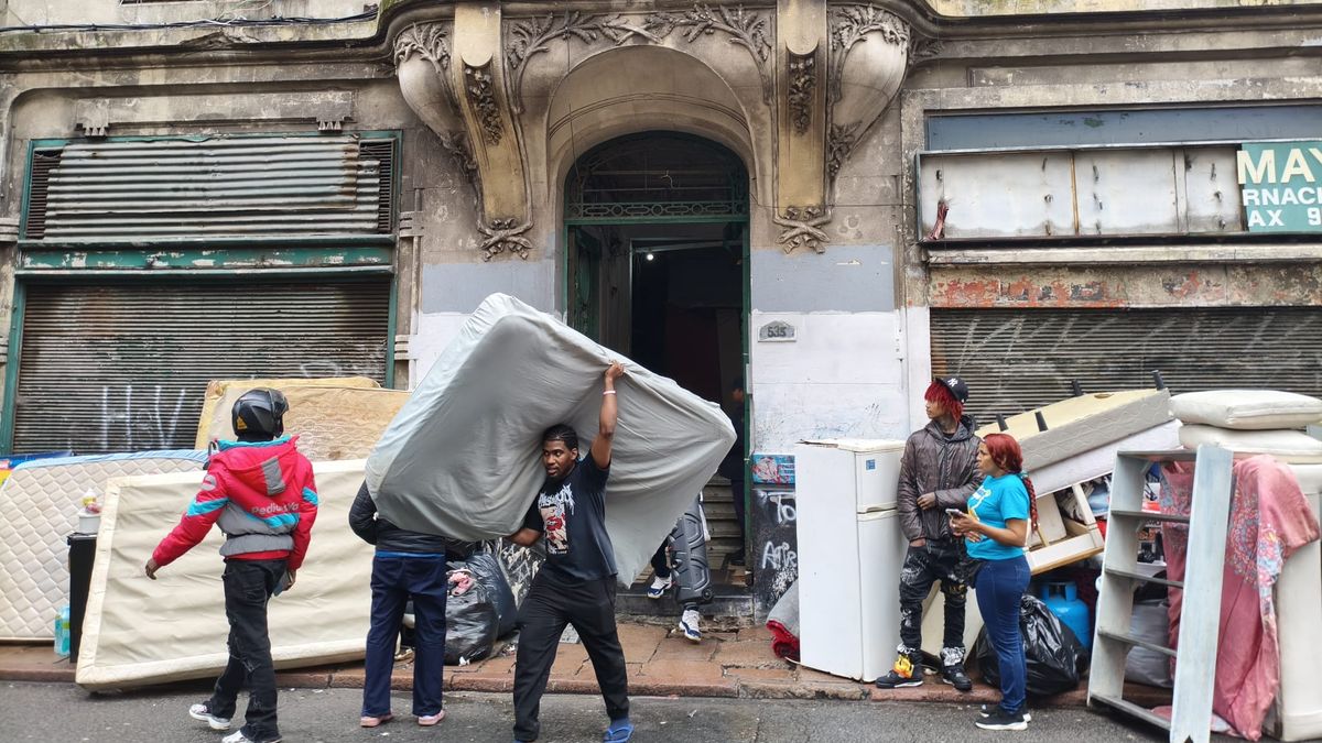 boca-de-drogas,-piso-encharcado-y-cuartos-por-$60.000:-cronica-del-desalojo-a-un-edificio-centenario-en-ciudad-vieja-donde-vivian-35-familias