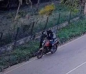 los-malditos:-motochorros-ojopy-a-una-joven