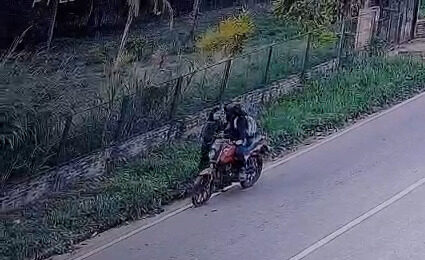 los-malditos:-motochorros-ojopy-a-una-joven