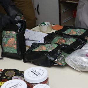 enviaron-desde-miami-paquetes-de-comida-para-mascota,-pero-otra-cosaita-habia-adentro