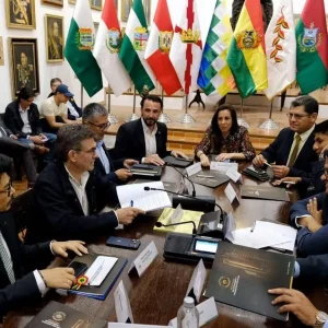 50/50:-paz-y-gobernadores-firman-acuerdo-para-redistribucion