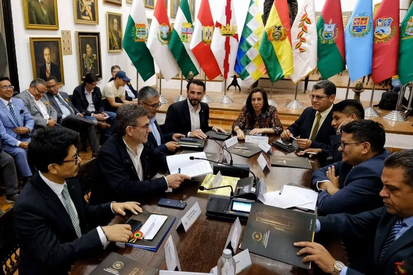 50/50:-paz-y-gobernadores-firman-acuerdo-para-redistribucion