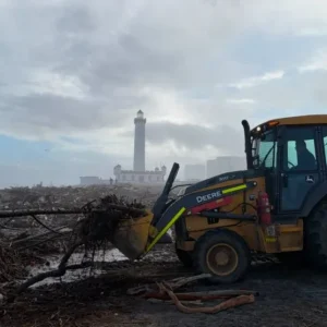 retiran-cerca-de-2-mil-toneladas-de-escombros-de-las-playas-de-la-serena-tras-el-temporal
