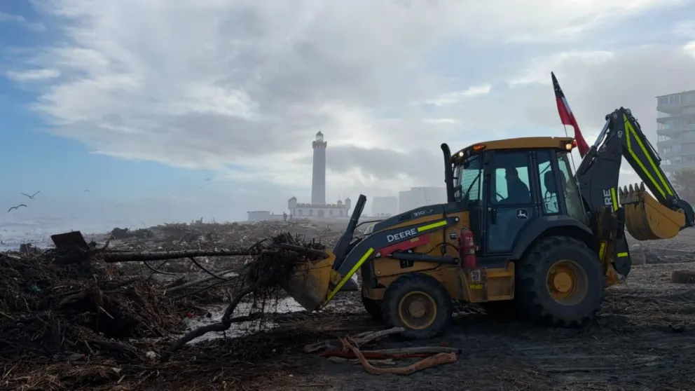 retiran-cerca-de-2-mil-toneladas-de-escombros-de-las-playas-de-la-serena-tras-el-temporal