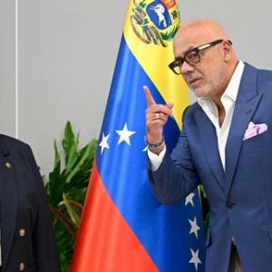 au-venezuela,-debut-des-pourparlers-entre-pouvoir-et-opposition,-qui-pourraient-deboucher-sur-une-transition-politique-et-des-elections