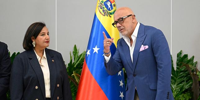 au-venezuela,-debut-des-pourparlers-entre-pouvoir-et-opposition,-qui-pourraient-deboucher-sur-une-transition-politique-et-des-elections