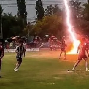 un-rayo-cayo-en-partido-del-ascenso-y-termino-en-tragedia