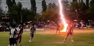 Un rayo cayó en partido del ascenso y terminó en tragedia un-rayo-cayo-en-partido-del-ascenso-y-termino-en-tragedia
