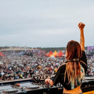 arquitectura-sonora-y-vanguardia:-cali-recibe-a-deborah-de-luca-en-una-cumbre-de-la-electronica-internacional