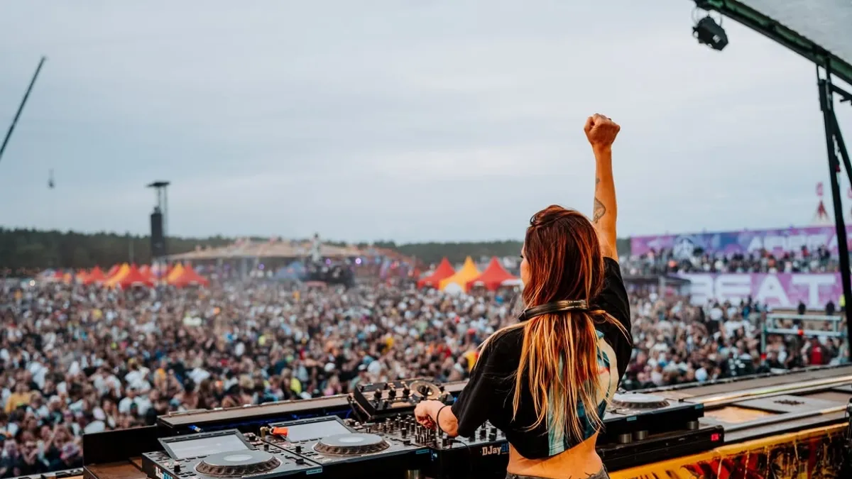 arquitectura-sonora-y-vanguardia:-cali-recibe-a-deborah-de-luca-en-una-cumbre-de-la-electronica-internacional