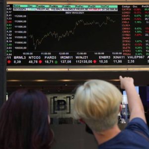dolar-abre-em-leve-queda-ainda-sob-efeito-do-corte-da-selic