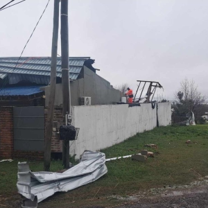 temporal-en-uruguay:-bomberos-realizo-146-intervenciones-por-caida-de-arboles,-voladuras-de-techos-y-danos