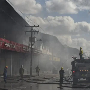 incendio:-evaluan-alivio-financiero-tras-perdidas-del-70%-en-barrio-lindo