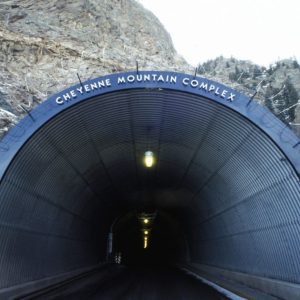 este-bunker-esta-oculto-bajo-una-montana-y-fue-disenado-para-resistir-una-guerra-nuclear:-tiene-15-edificios