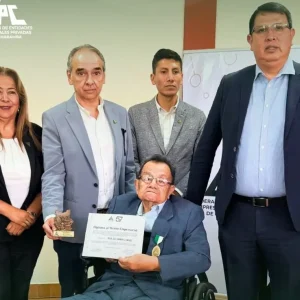 avicultor-willy-soria-recibe-la-medalla-al-merito-empresarial