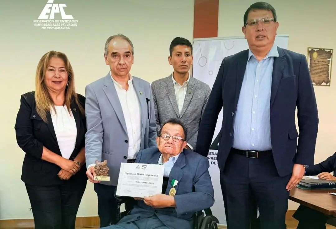 avicultor-willy-soria-recibe-la-medalla-al-merito-empresarial