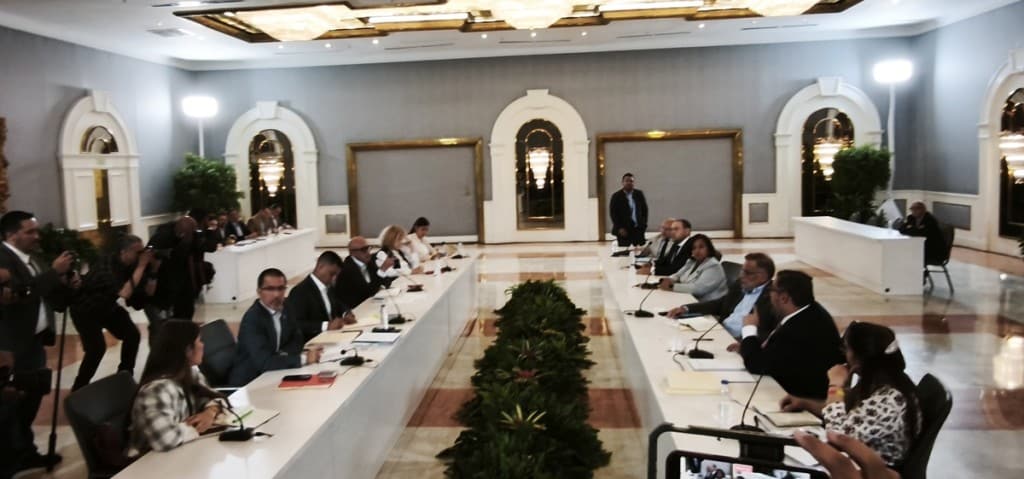 gobierno-y-oposicion-continuan-dialogo-a-puerta-cerrada-en-el-hotel-melia