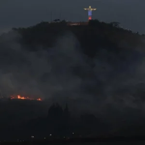 alerta-por-un-voraz-incendio-en-el-cerro-tutelar-de-cristo-rey-en-inmediaciones-del-zoologico-de-cali:-un-edificio-fue-evacuado-por-riesgos