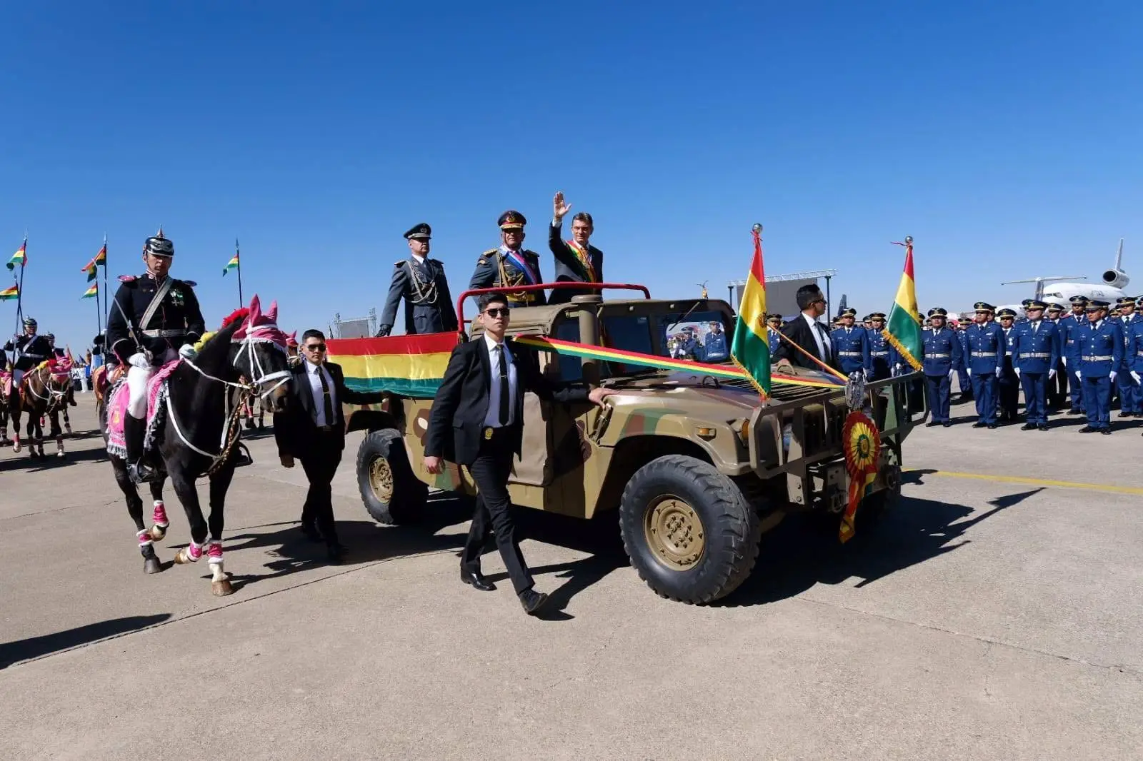 paz-senala-que-las-fuerzas-armadas-pertenecen-a-bolivia
