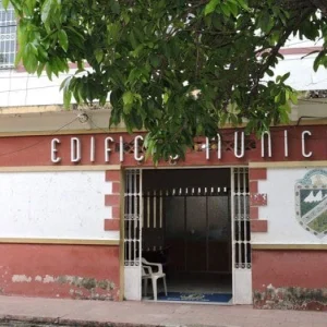 atentado-con-explosivos-este-7-de-agosto-contra-la-alcaldia-de-teruel,-huila,-deja-dos-civiles-heridos:-policia-descarta-uniformados-lesionados