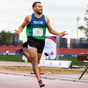 atleta-ivan-pizarro-volo-en-la-pista-santiaguina
