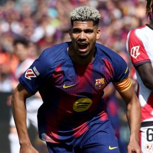 bomba-en-el-mercado-de-pases:-ronald-araujo-se-va-de-barcelona-a-prestamo-a-liverpool-y-jugara-en-la-premier-league-de-inglaterra