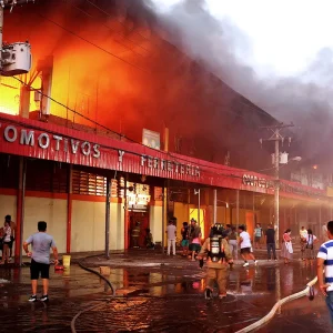 policia-y-fiscalia-investigan-causa-del-incendio-en-la-feria-barrio-lindo