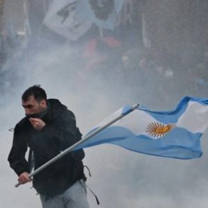 protesters-clash-with-police-in-buenos-aires-over-private-property-bill