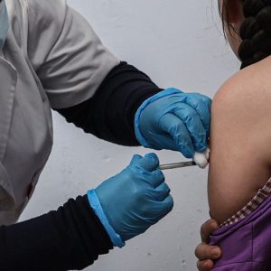 meningococo-y-politica:-en-2024,-con-mas-casos-que-ahora,-pediatras-dieron-la-alerta-y-pidieron-al-msp-la-inmunizacion-gratuita,-sin-exito