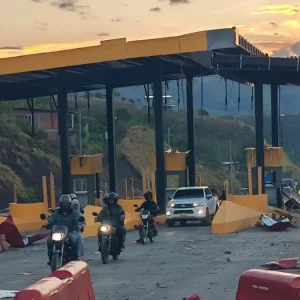 ataque-con-explosivos-destruye-peaje-de-mondomo-en-la-via-panamericana-entre-popayan-y-cali