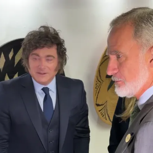“su-majestad!”:-el-rey-felipe-vi-y-el-argentino-javier-milei-volvieron-a-saludarse-con-efusividad,-esta-vez-en-colombia