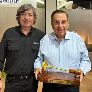 luis-fernando-saavedra-recibe-la-distincion-marca-agasiv
