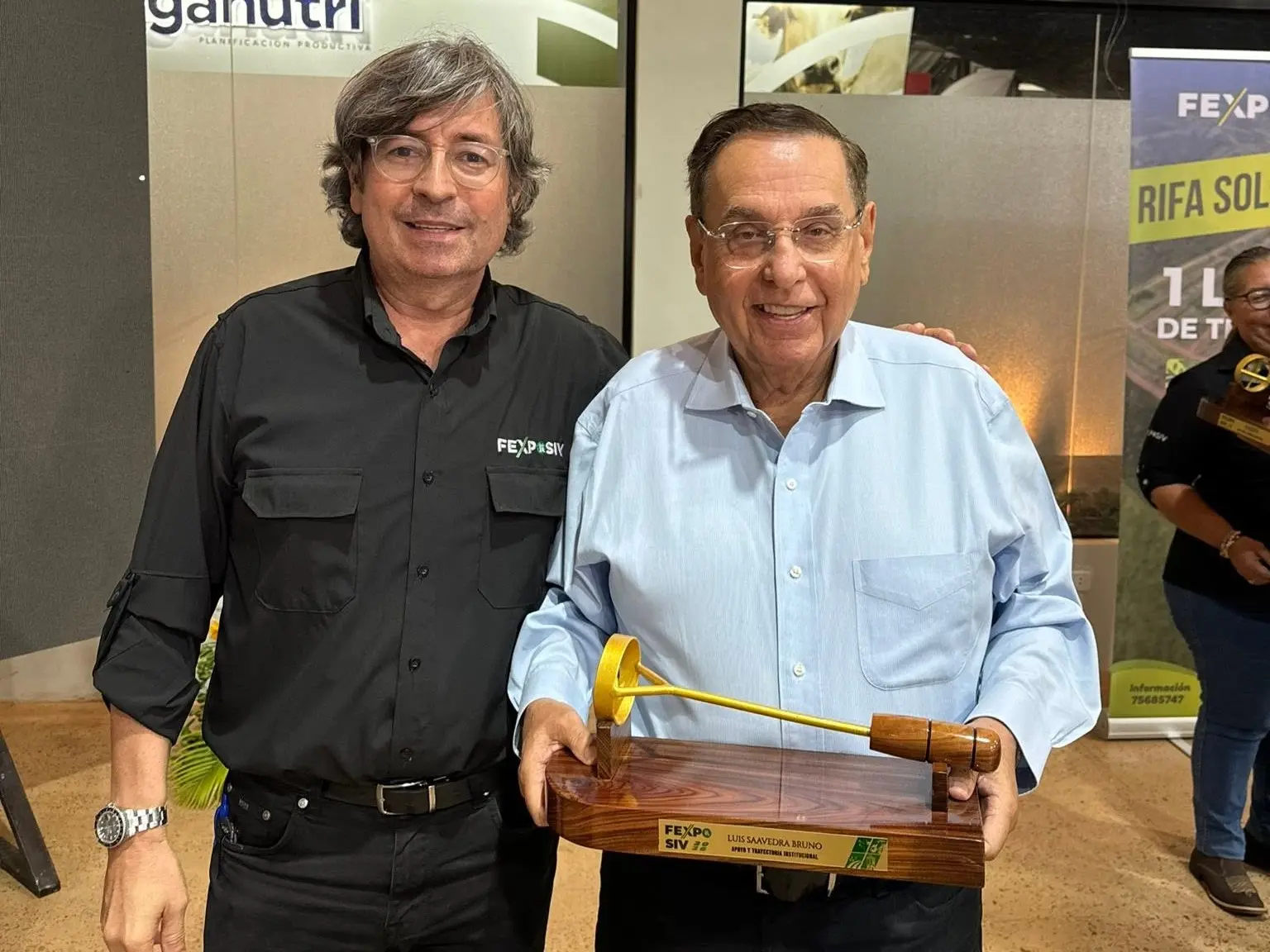 luis-fernando-saavedra-recibe-la-distincion-marca-agasiv