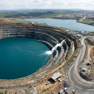 espana-creo-un-lago-artificial-en-tan-solo-4-anos:-lleno-una-mina-de-carbon-de-300-metros-de-profundidad-con-547.000-millones-de-litros-agua