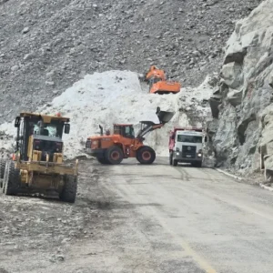 “no-se-puede-ingresar”:-dos-gigantescos-aludes-mantienen-cortado-el-acceso-a-agua-negra