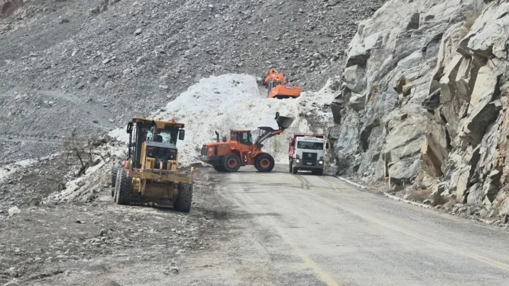 “no-se-puede-ingresar”:-dos-gigantescos-aludes-mantienen-cortado-el-acceso-a-agua-negra