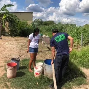 ante-escasez-de-agua,-bomberos-distribuyen-agua-en-san-jose