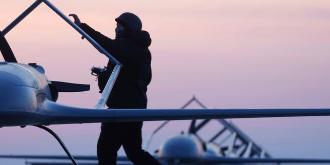 comment-les-drones-ukrainiens-a-long-rayon-daction-se-jouent-ils-des-defenses-russes?