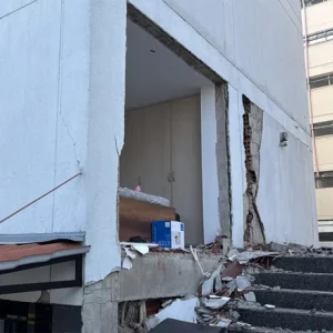 en-video-|-los-segundos-de-terror-de-un-paisa-para-salvar-a-su-bebe-durante-el-terremoto-en-pereira:-‘se-nos-vino-el-apartamento’