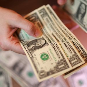 dolar-abre-perto-da-estabilidade-com-avaliacao-de-ata-do-copom-e-dados-da-inflacao